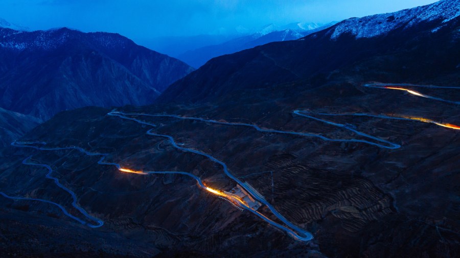  【天路72拐】“天路72拐”位于西藏自治区昌都地区八宿县境内的318国道上。“72拐”从最低点海拔3100米一路攀升到最高点业拉山口（海拔4651米），长约12公里。这次拍摄“72拐”昼夜转变延时也是 