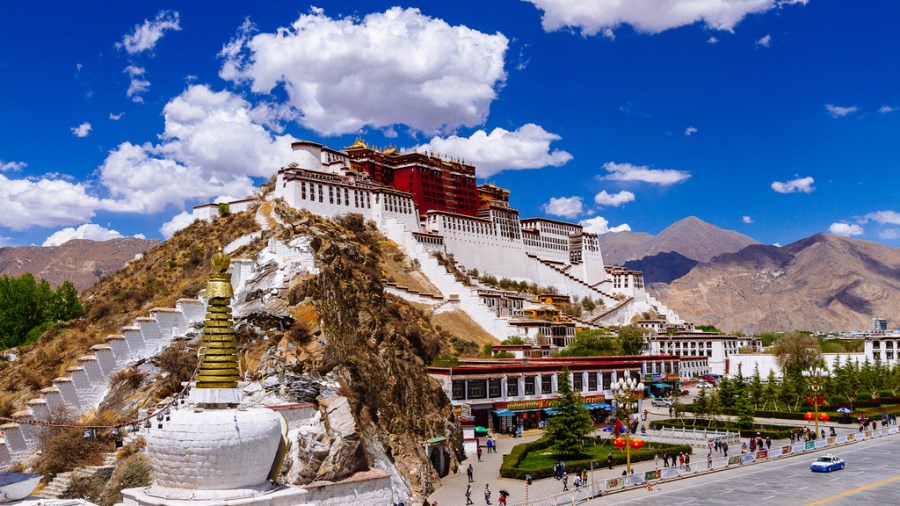  【布达拉宫】拉萨是西藏的第一中心城市，而布达拉宫又是拉萨的中心，也是旅客到拉萨后必去的景点。我到达拉萨的那一天，天气特别好。停好车，背上器材就直奔药王山观景台，拍摄布达拉宫。清澈的天空衬着依山而建宏伟 