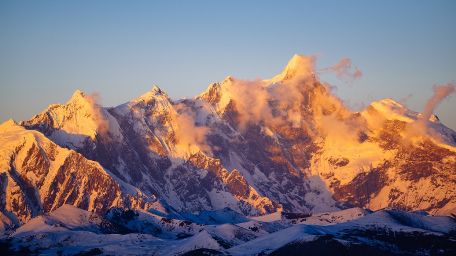  【南迦巴瓦峰】南迦巴瓦峰是西藏林芝地区的最高峰，海拔7782米，紧邻雅鲁藏布大峡谷，有“西藏众山之父”之称。曾被中国国家地理杂志评为中国最美十大名山之首。由于所处地理位置特殊，此山终年云雾缭绕极少以真 