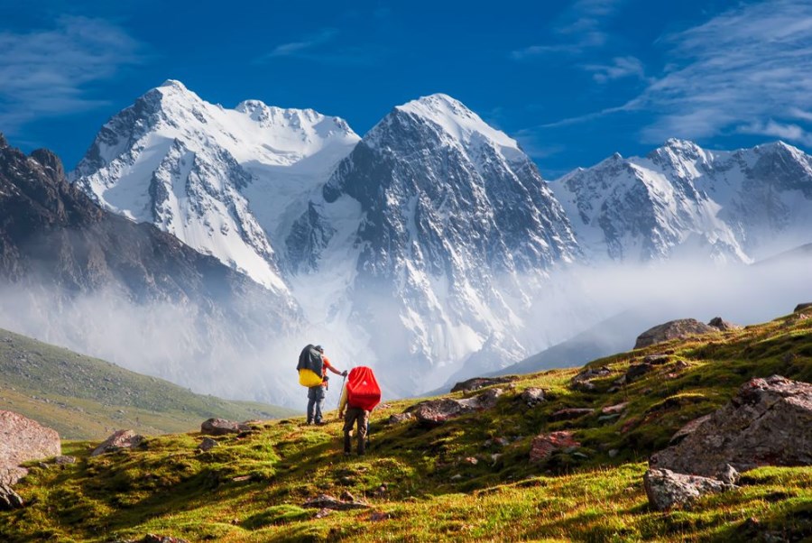  博格达峰总是离天那么近，既让人神往，也让人胆怯。唯有超乎常人的坚强、勇敢和执着，方能领略它的纯净与唯美，感受一览众山的神奇和美妙！ 