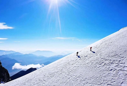 如何爬完一座哈巴雪山
